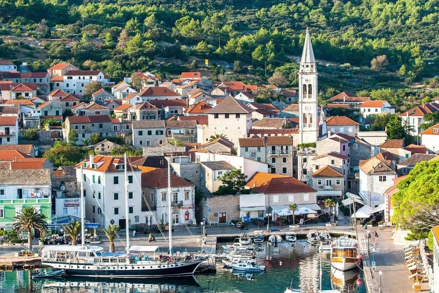 From Makarska: Hidden Gems of Hvar Island's North Shore - Why this Hvar speedboat trip works well from Makarska