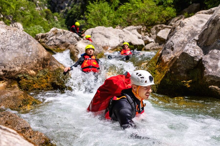 From Split/Šestanovac: Extreme Canyoning on Cetina River - The 15-minute walk between river sections