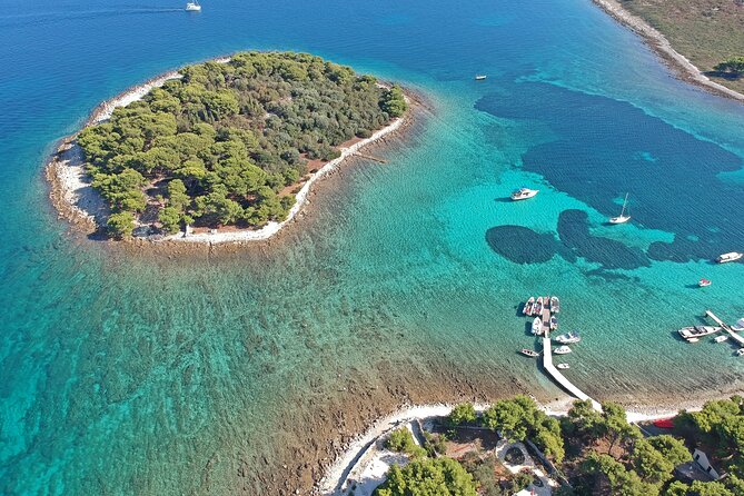 Islands Brač, Šolta & Blue lagoon - Private speedboat tour - Maslinica: old streets and a restored castle