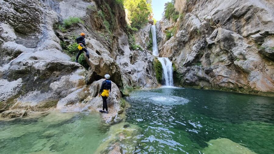 Iz Omisa/Zadvarija: Extremni Canyoning na rijeci Cetini - Two ways to face the Gubavica waterfall