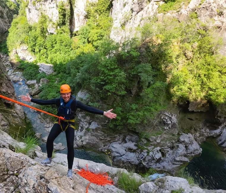 Iz Omisa/Zadvarija: Extremni Canyoning na rijeci Cetini - Gearing up in Zadvarje