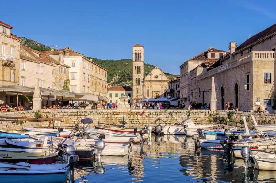 Makarska: 5-Islands Tour, Blue Cave, Vis, Hvar & Brač - Stiniva Cove from the water