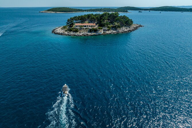Private speedboat custome-made tour / from Trogir and Split - Why a good skipper matters so much
