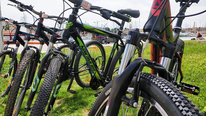 Rent a bike in Trogir - Following the coast from Trogir to Ciovo