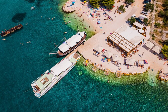Split: Blue Lagoon, 3 Island Boat Tour & Mediterranean Lunch - Čiovo Island: lunch beside the water