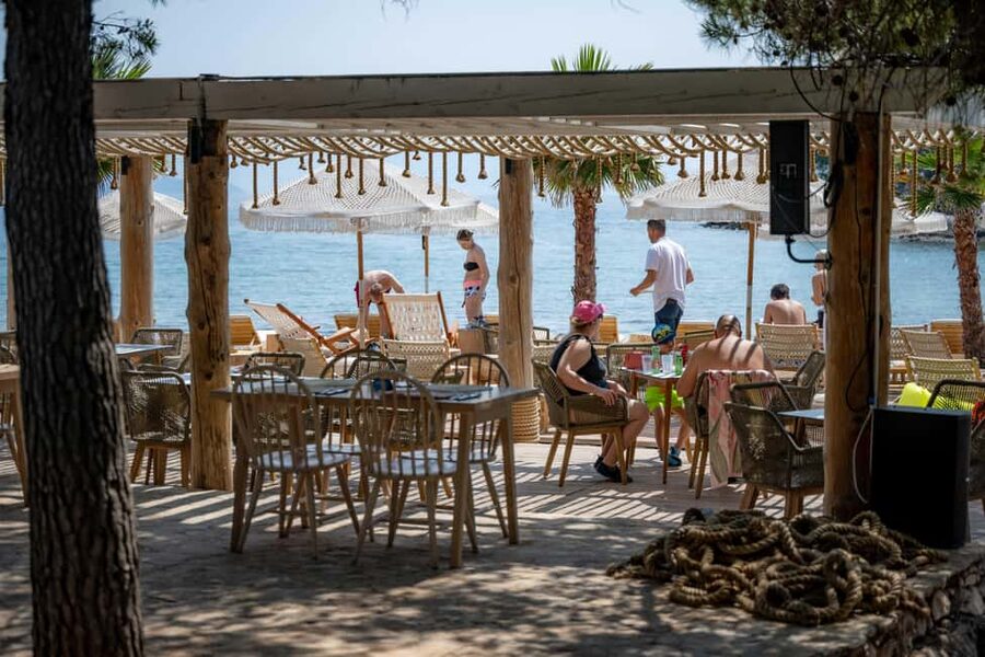 Split: Blue Lagoon & 3 Islands Speedboat Tour - The Kontesa shipwreck adds a short snorkeling finale