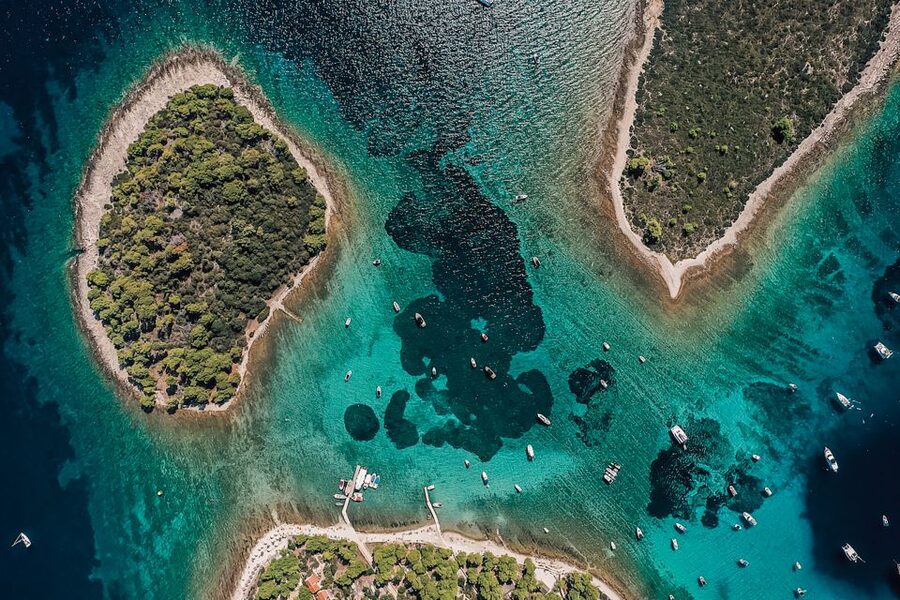 Split: Blue Lagoon and 3 Islands Speedboat Tour - Trogir, the cultural counterpoint