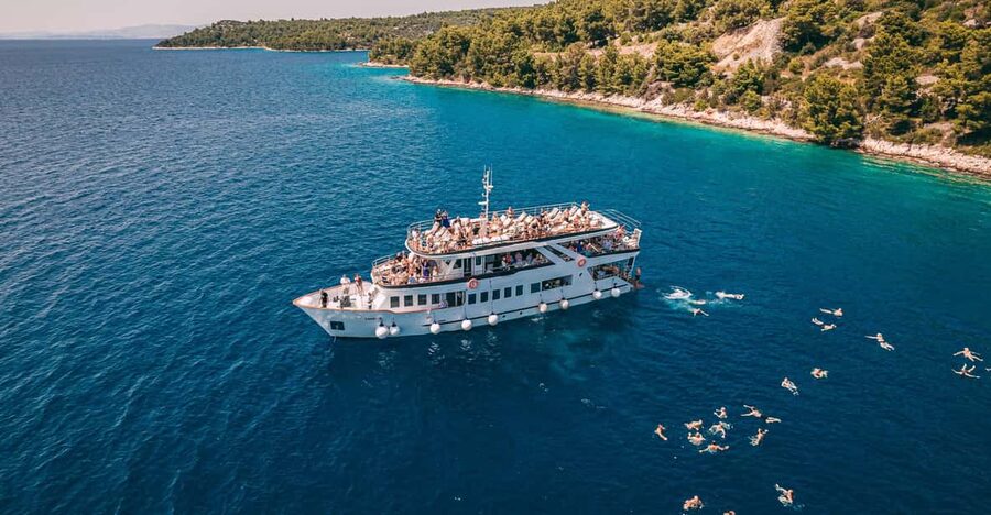Split: Blue Lagoon, Shipwreck and Šolta with Food and Drinks - Lunch beside the Blue Lagoon