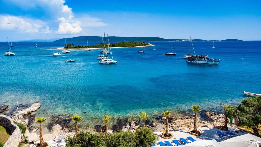 Split: Blue Lagoon, Shipwreck, & Šolta with Lunch & Drinks - Lunch on the Adriatic