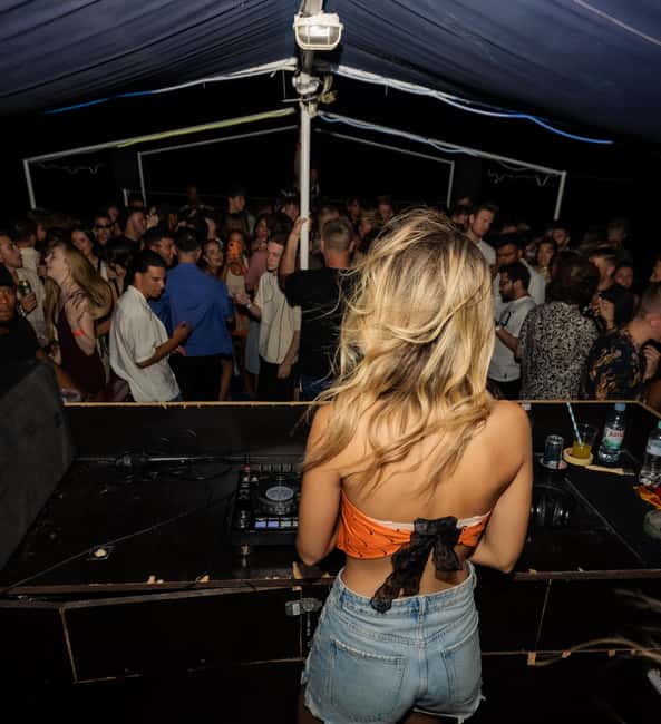 Split: Boat Crawl with Nightclub Access, Shots, & Boat Party - Timing, age rules, and practical planning