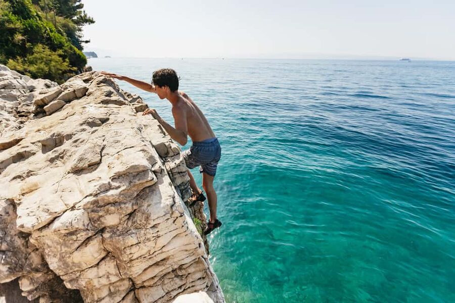 Split: Cliff Jumping & Deep Water Solo Tour - Climbing above Kasjuni Beach