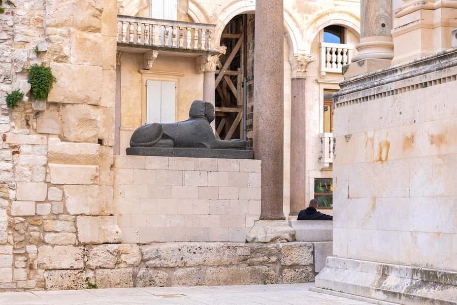Split: Group or Private Walking Tour with Art Historian - The Cellars and the shift from palace to town