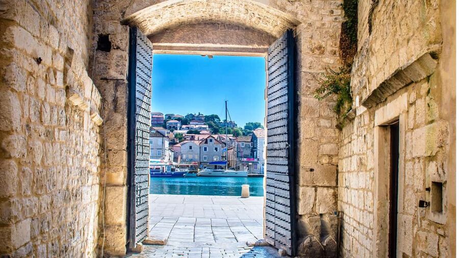 Split: Half-Day Blue Lagoon, Shipwreck, and Trogir Boat Tour - What the boat ride adds to the experience