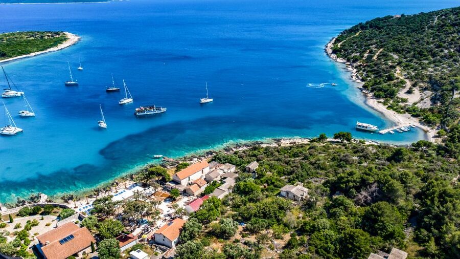 Split: Half-Day Blue Lagoon, Shipwreck, and Trogir Boat Tour - The first ride: fast views along the Dalmatian coast