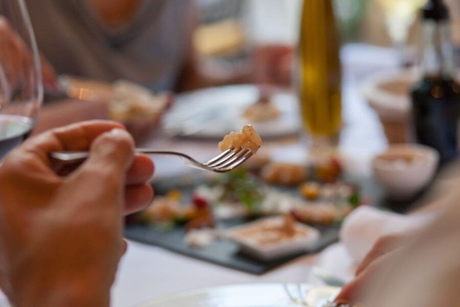Split: Historical & Gastro Treasures Tour with Green Market - Sitting Down in a Dalmatian Konoba