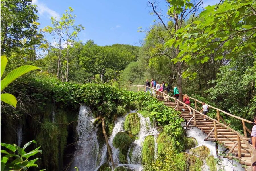 Split: Plitvice Lakes Guided Day Tour with Entry Tickets - Walking the Upper Lakes on wooden trails