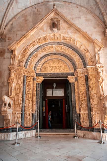 Split: Private tour to Salona, Vitturi castle and Trogir - Trogir: a compact medieval finale