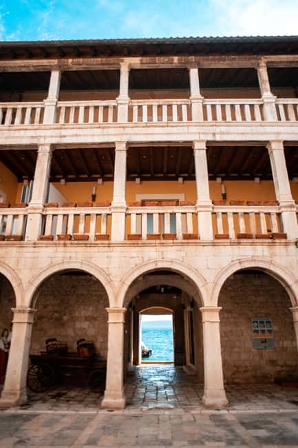 Split: Private tour to Salona, Vitturi castle and Trogir - The SUV transfer makes the schedule practical
