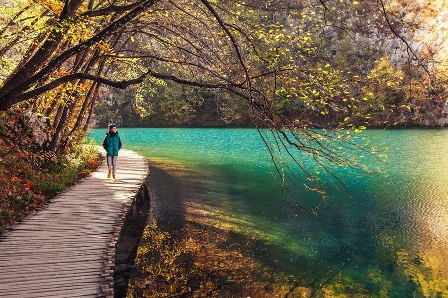 Split: Transfer to Zagreb with Plitvice Lakes Entry Tickets - Crowds, heat, and the pace of the visit