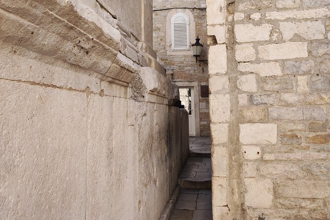 Split Walking Tour with a Licensed Local Guide - What a 15-Person Group Feels Like