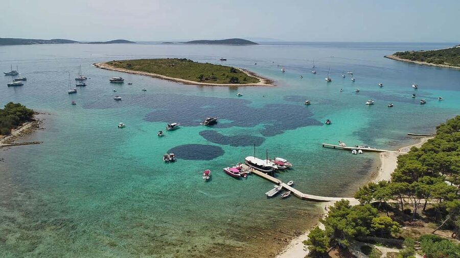 Trogir: Blue Lagoon and 3 Islands Speedboat Tour - Maslinica on Šolta: the hour with the most character