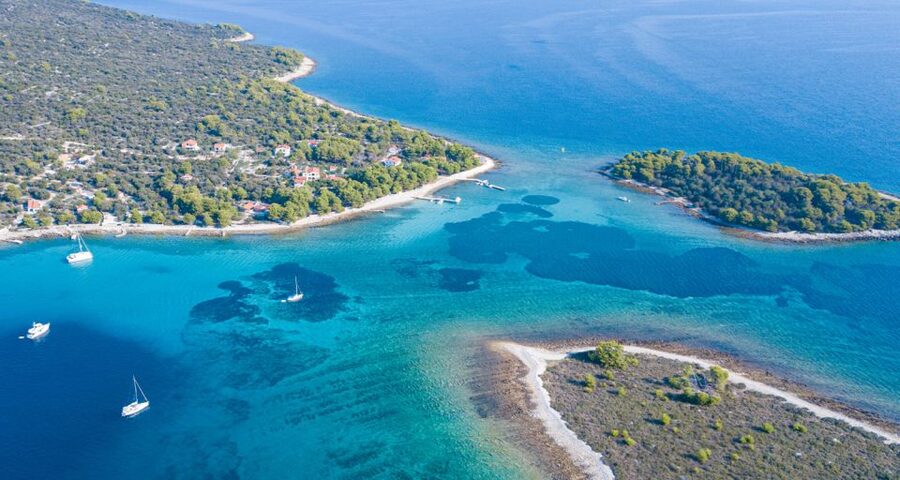 Trogir: White Lagoon, Maslinica & Blue Lagoon Speedboat Tour - A Quiet Break on Drvenik Veli
