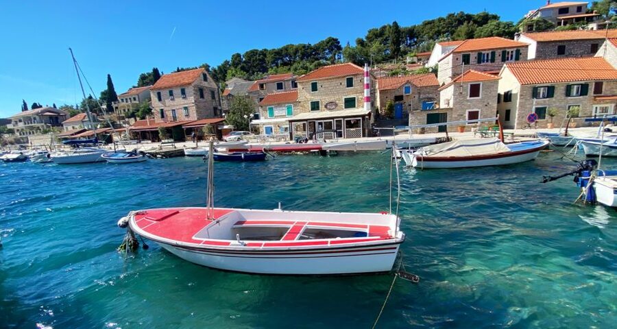 Trogir: White Lagoon, Maslinica & Blue Lagoon Speedboat Tour - Maslinica: The Best Place for Lunch and a Walk